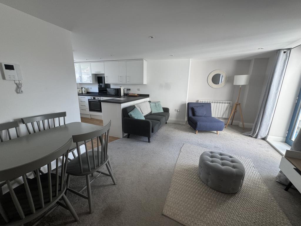 Lot: 85 - A WELL PRESENTED APARTMENT WITHIN PROXIMITY TO TORQUAY HARBOUR - Living room